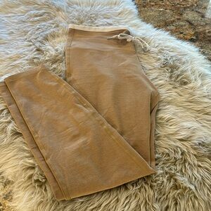 Vuori Women’s Halo Essential Leggings. Size M no tags Gold color Great condition